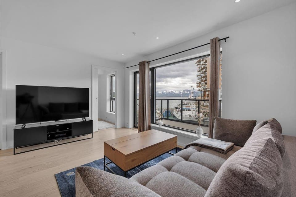 Natural landscape, TV and multimedia, Living room, Seating area, Evening entertainment, Mountain view