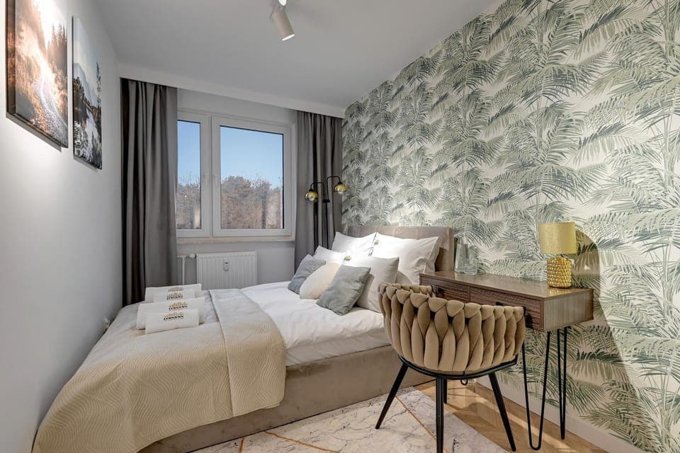 Bed, Photo of the whole room, Seating area, Bedroom