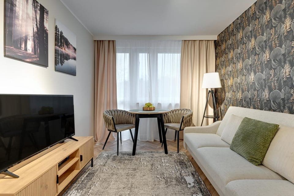 TV and multimedia, Living room, Seating area, Dining area