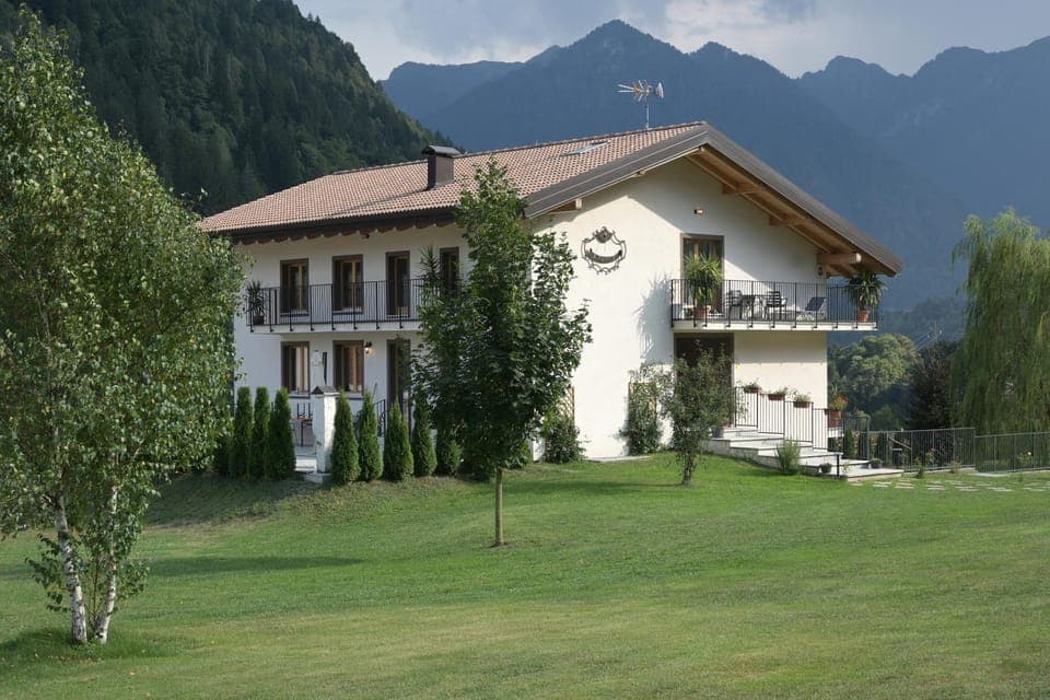 Property building, Nearby landmark, Spring, Day, Natural landscape, Garden, Mountain view