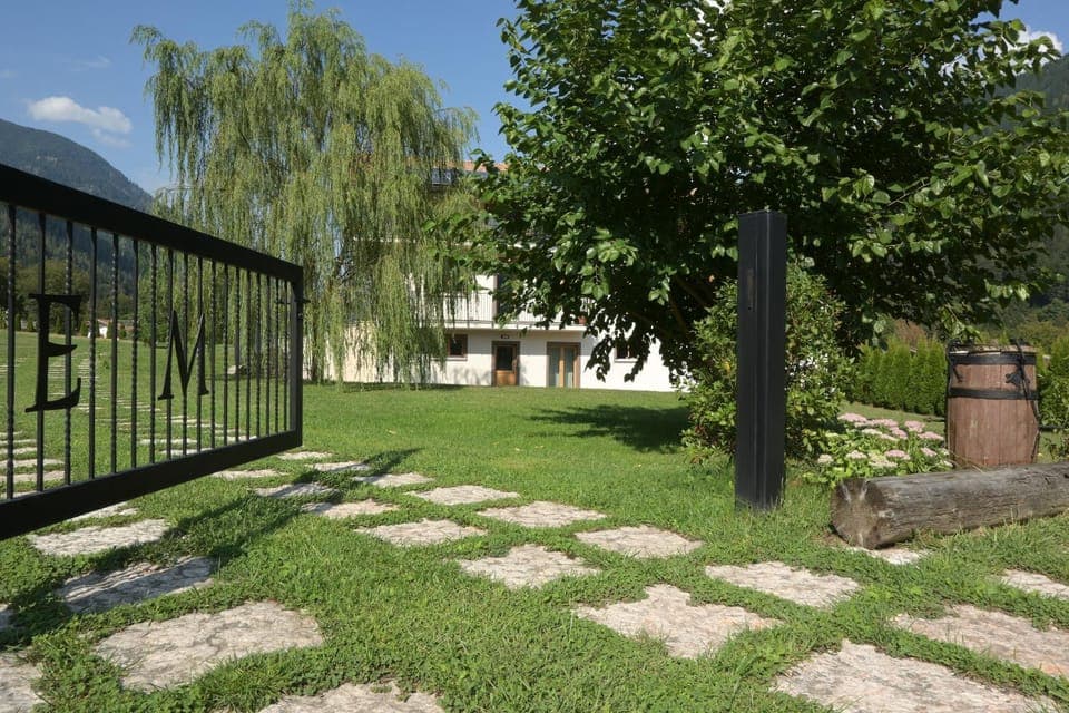 Property building, Natural landscape, Garden, Garden view, Mountain view