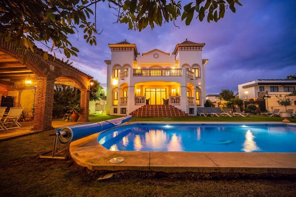 Property building, Balcony/Terrace, Swimming pool