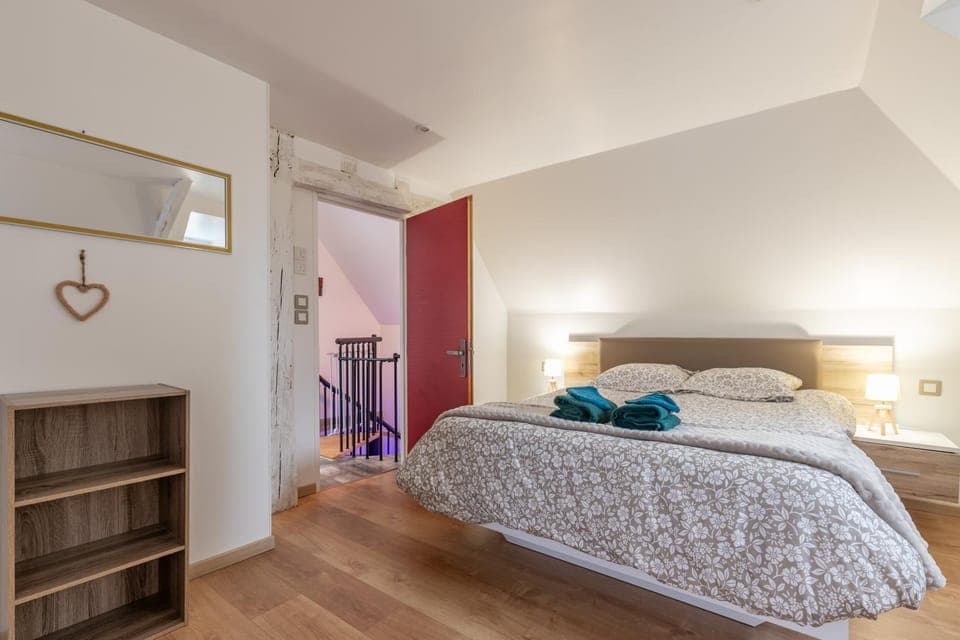 Bed, Photo of the whole room, Bedroom, towels