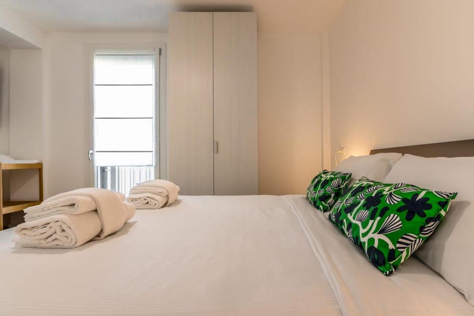 Bed, Bedroom, towels, wardrobe