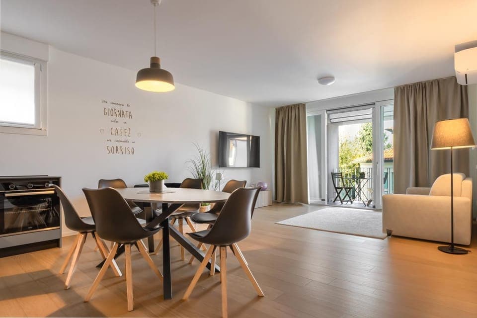 TV and multimedia, Kitchen or kitchenette, Living room, Seating area, Dining area