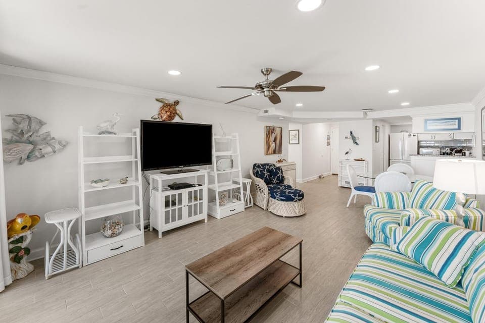 TV and multimedia, Living room, Photo of the whole room, Seating area, Dining area