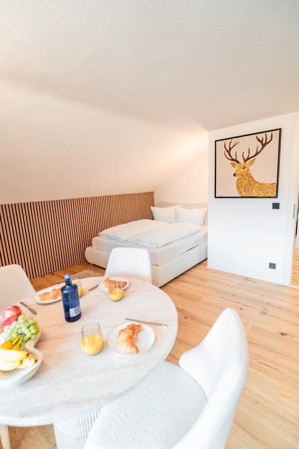 Bed, Living room, Photo of the whole room, Dining area, Bedroom