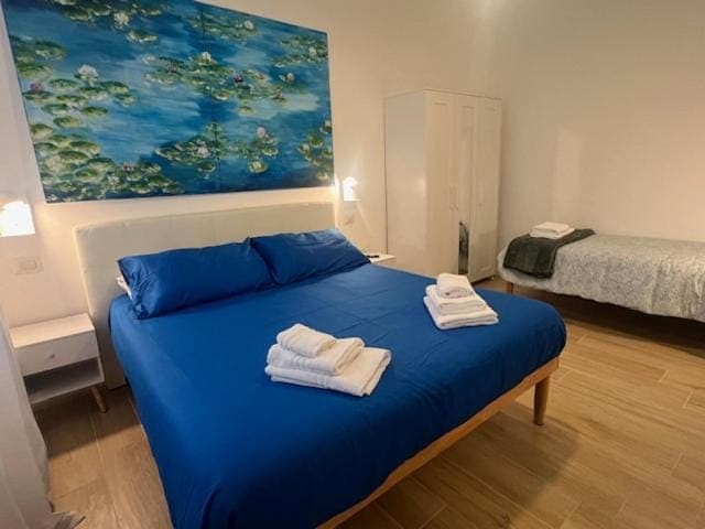 Photo of the whole room, towels, wardrobe