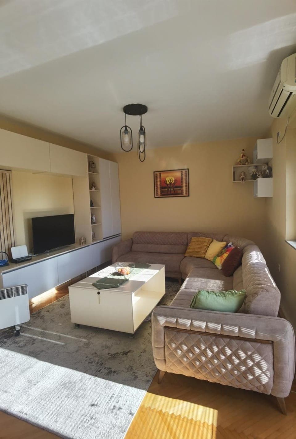 TV and multimedia, Living room, Seating area, air conditioner