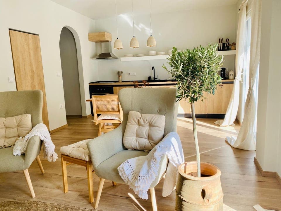 Kitchen or kitchenette, Living room, Seating area, Dining area