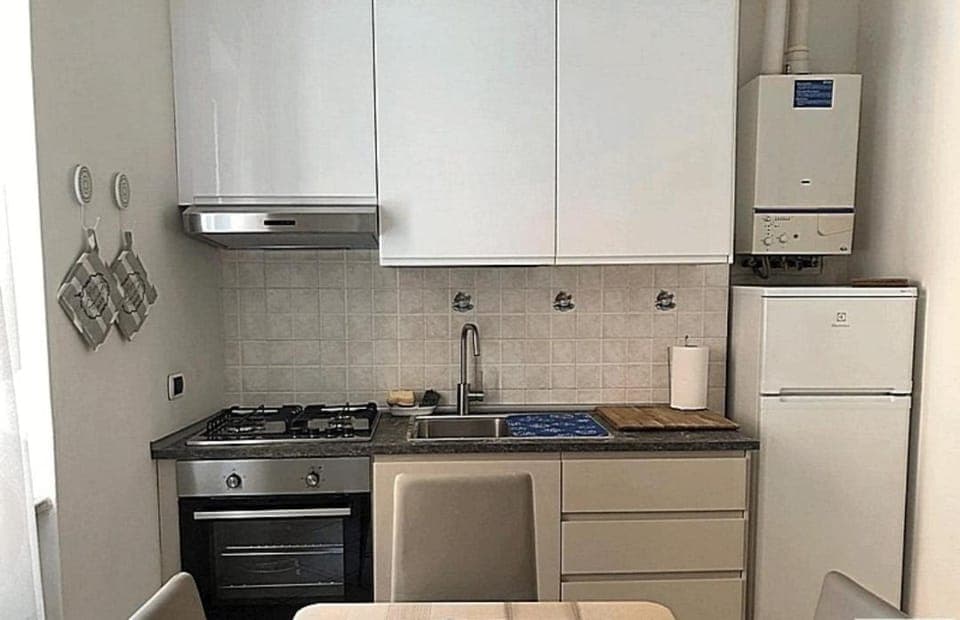 Kitchen or kitchenette, oven, stove