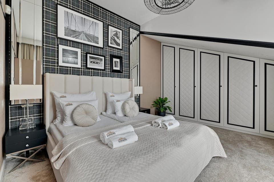 Bed, Photo of the whole room, Bedroom, towels, wardrobe