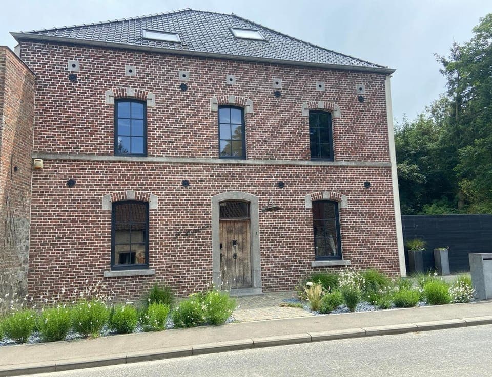 Property building, Facade/entrance, Day