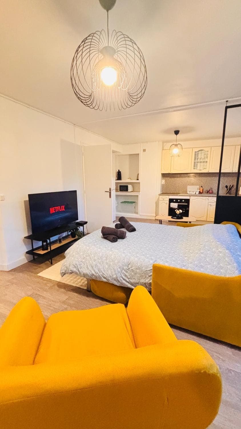 Bed, TV and multimedia, Living room, Seating area