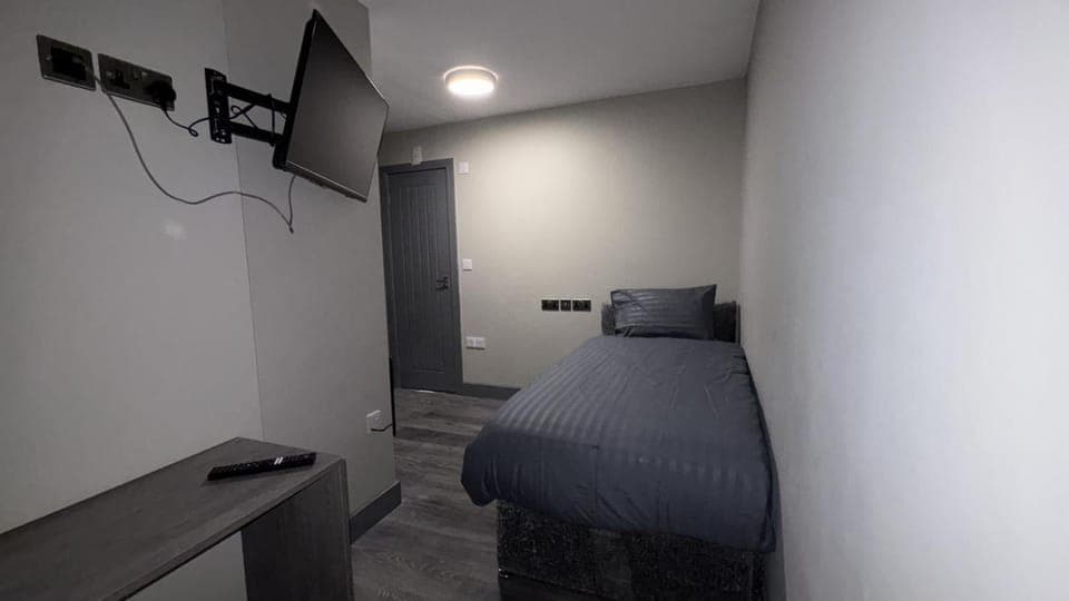 Bed, TV and multimedia, Photo of the whole room, Bedroom