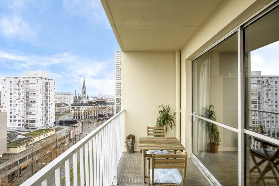 View (from property/room), Balcony/Terrace, Seating area, City view