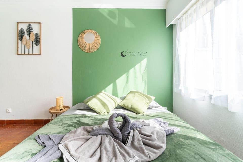 Bed, Bedroom, towels