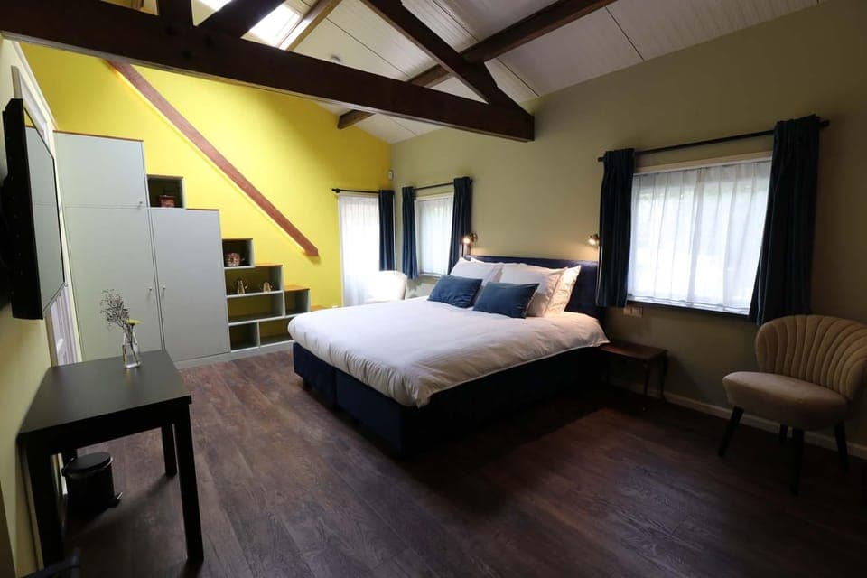 Bed, TV and multimedia, Photo of the whole room, Bedroom