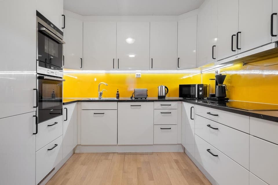 Coffee/tea facilities, Kitchen or kitchenette, dishwasher, microwave, oven, stove, toaster
