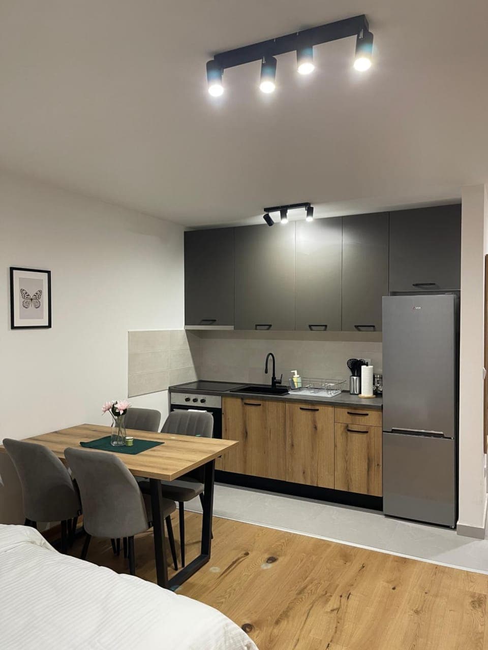 Coffee/tea facilities, Kitchen or kitchenette, Dining area, oven, stove