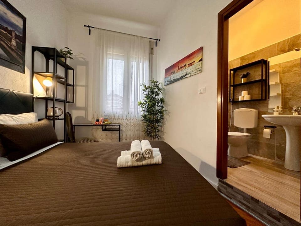 Toilet, Bed, Bathroom, Coffee/tea facilities, Food and drinks, Photo of the whole room, Decorative detail, Bedroom, Breakfast, Italian breakfast, Drinks, Non alcoholic drinks, towels