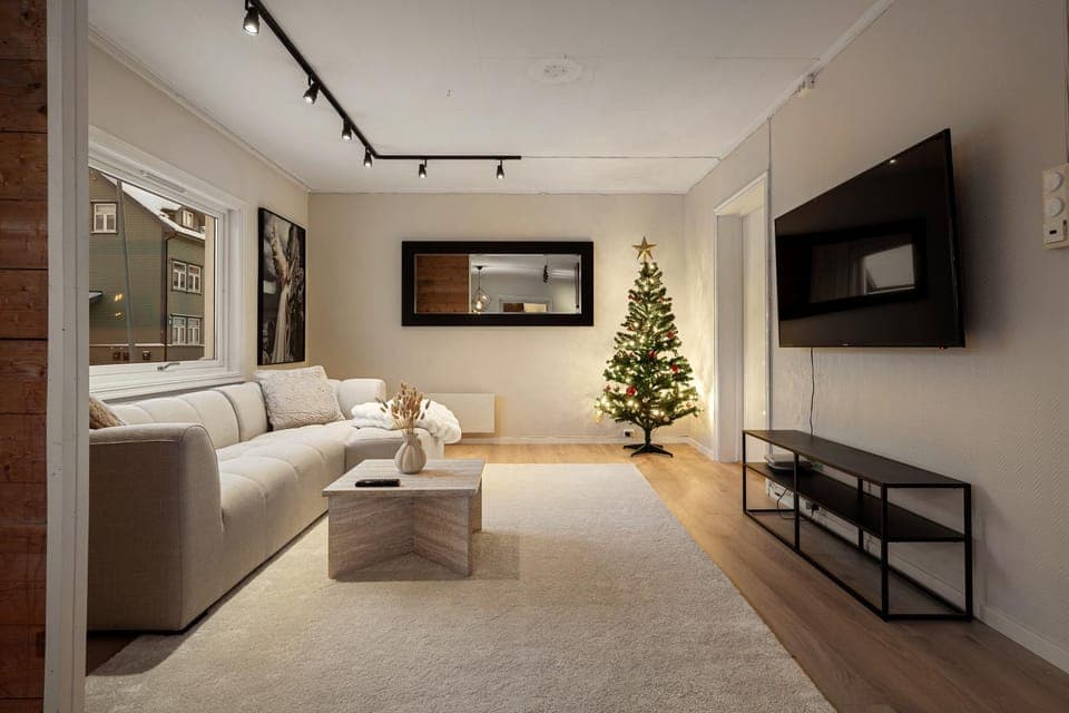 Communal lounge/ TV room, Bed, Night, Winter, TV and multimedia, Living room, Photo of the whole room, Seating area, Evening entertainment, internet