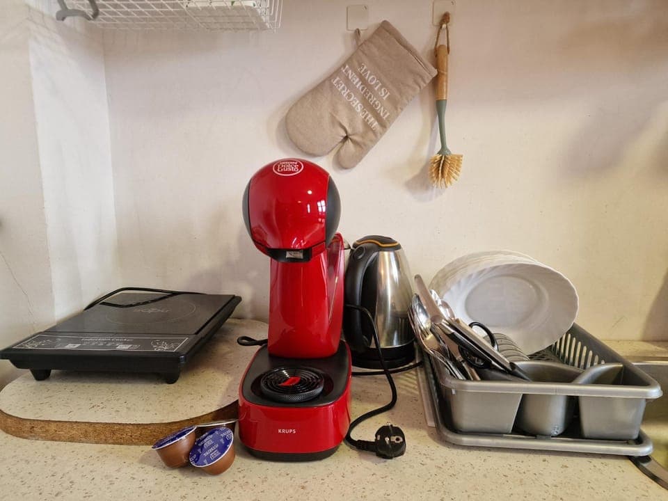 Coffee/tea facilities, Kitchen or kitchenette, stove