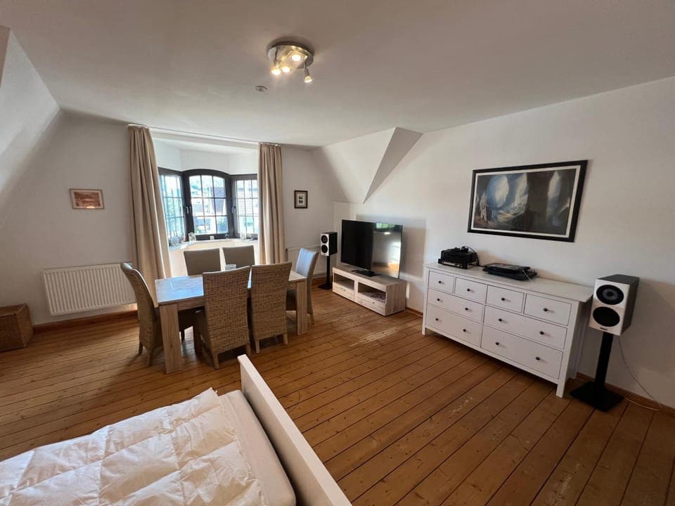 Bed, TV and multimedia, Living room, Photo of the whole room, Seating area, Dining area, Evening entertainment, Bedroom