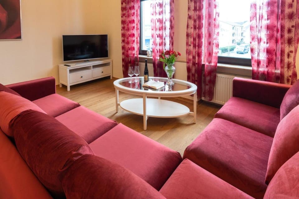 Communal lounge/ TV room, TV and multimedia, Living room, Seating area, Evening entertainment