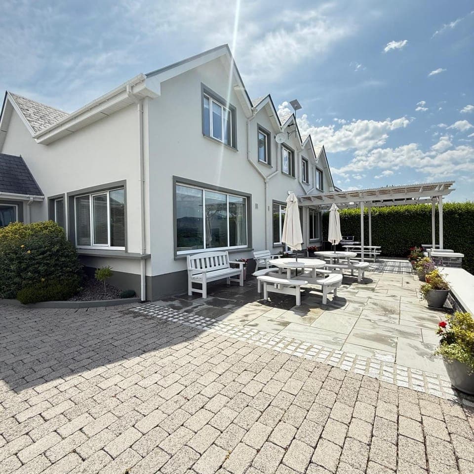 Property building, Patio, Balcony/Terrace