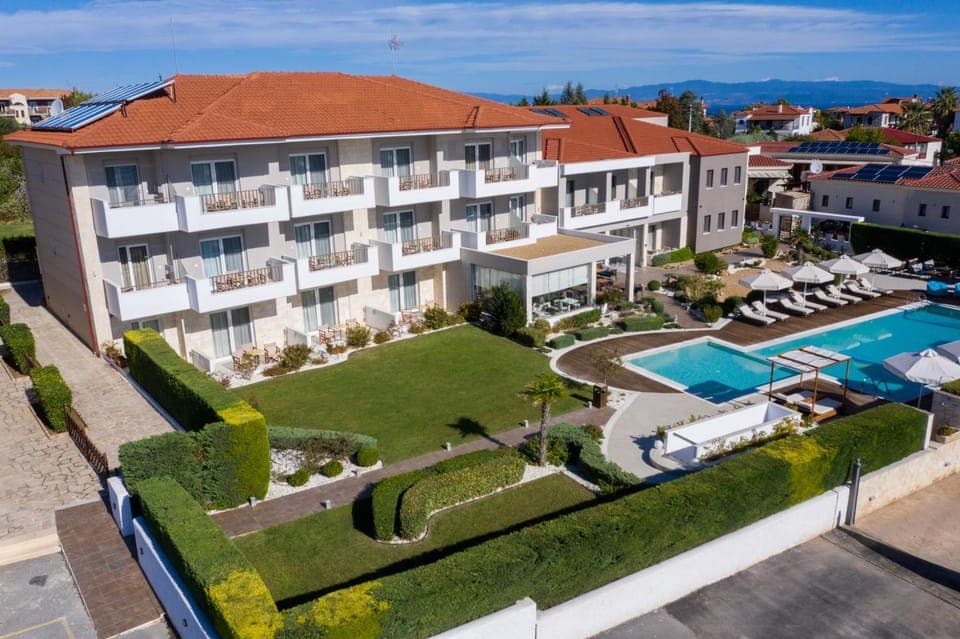 Facade/entrance, Swimming pool