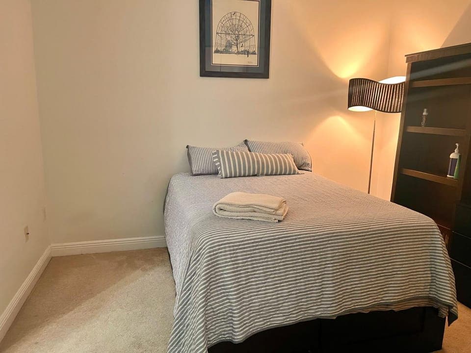 Bed, Bedroom, towels