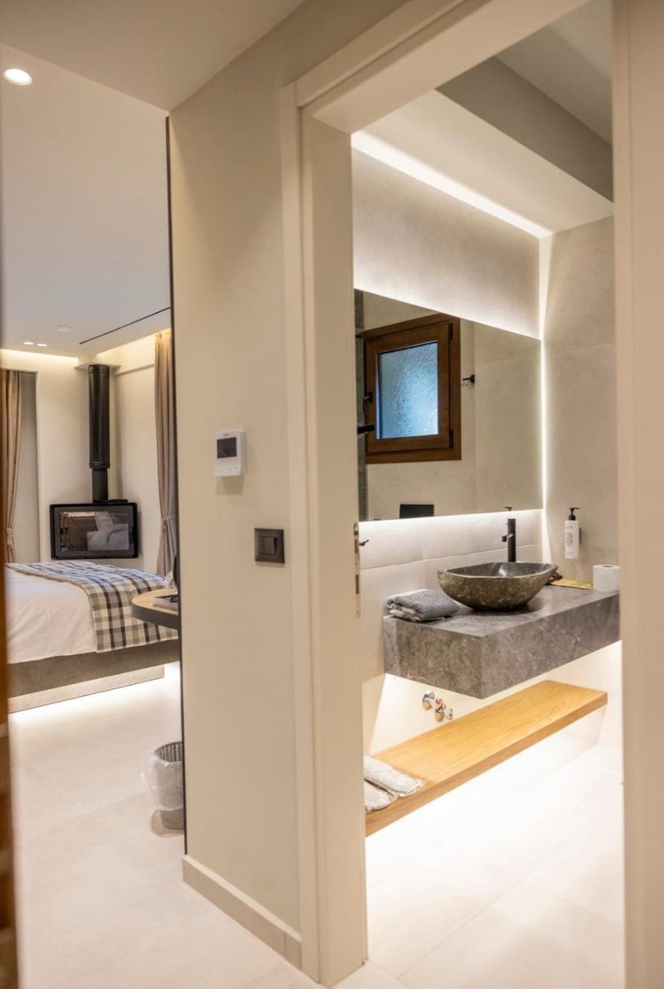 Bed, TV and multimedia, Kitchen or kitchenette, Photo of the whole room, Bedroom, towels