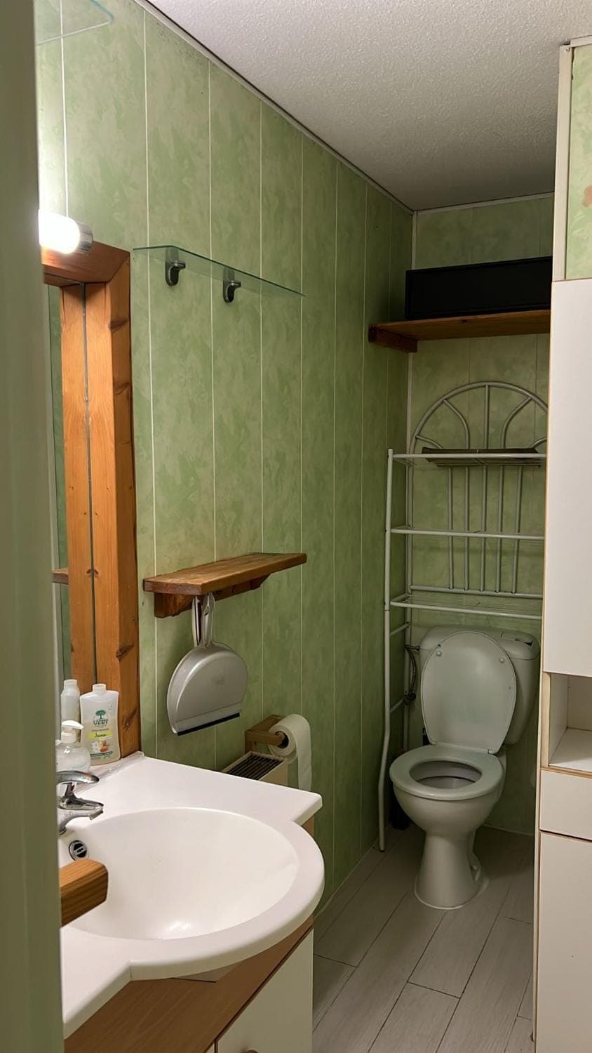 Toilet, Bathroom, towels