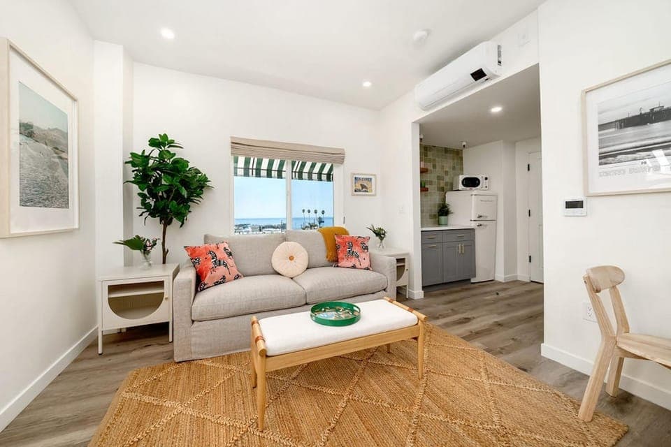 Kitchen or kitchenette, Living room, Seating area, Sea view, air conditioner