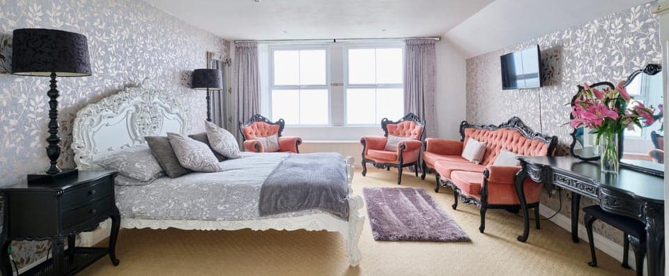 Bed, Photo of the whole room, Seating area, Bedroom