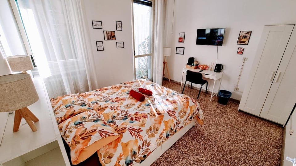 Bed, TV and multimedia, Photo of the whole room