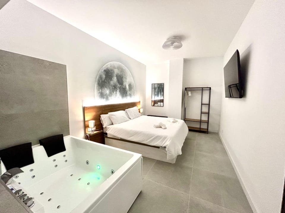 Bed, TV and multimedia, Photo of the whole room, Bedroom, towels