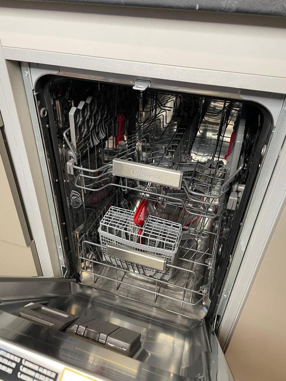 Kitchen or kitchenette, dishwasher