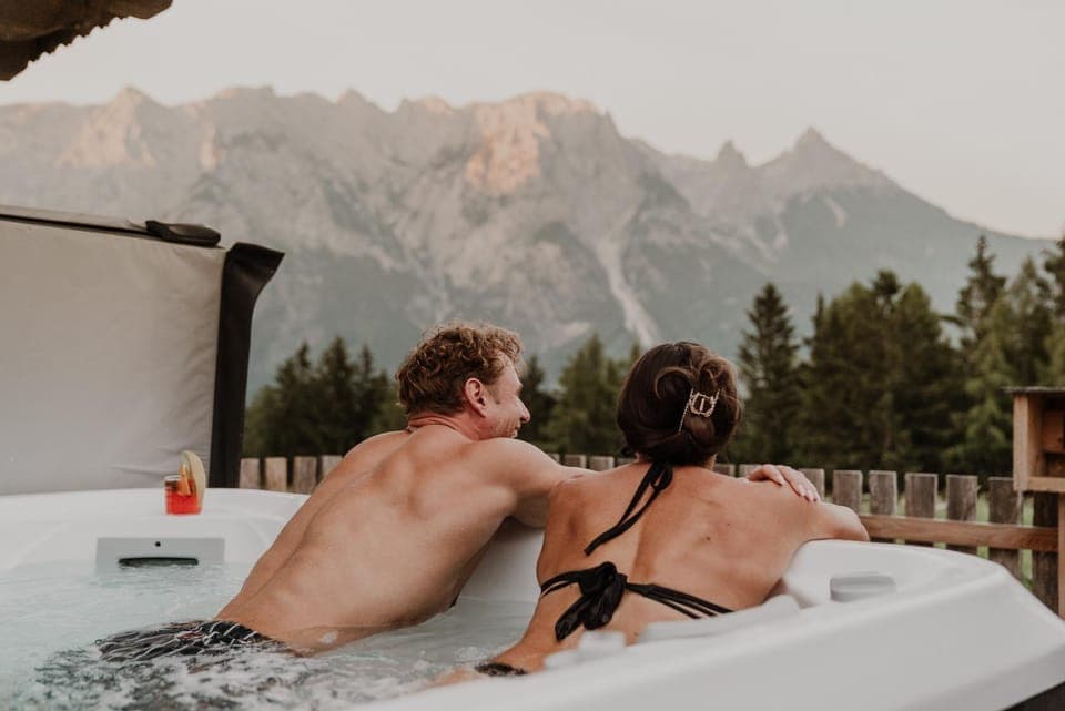 People, Natural landscape, Hot Tub, Guests, Mountain view, group of guests