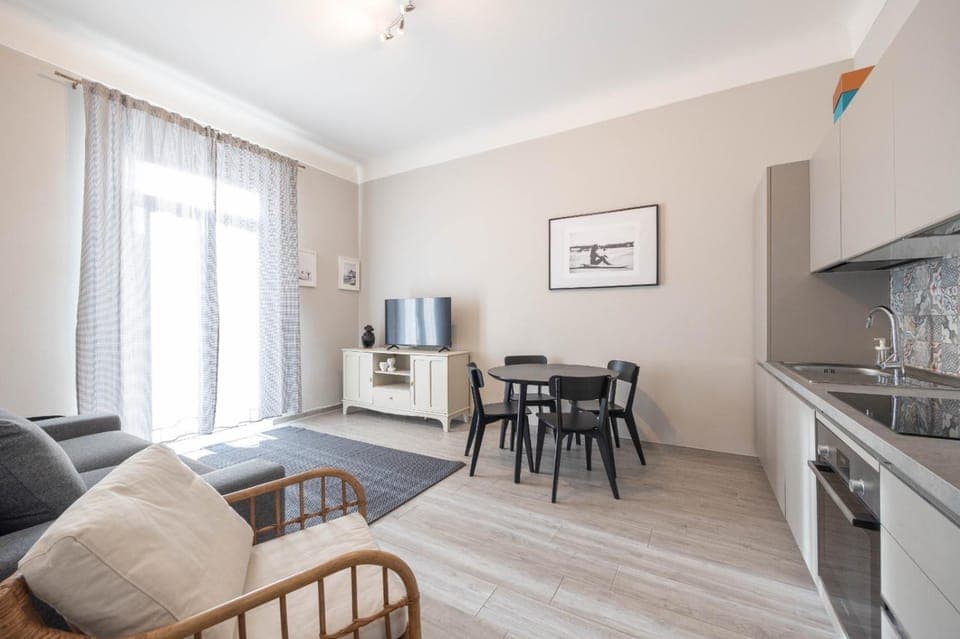 TV and multimedia, Kitchen or kitchenette, Living room, Seating area, Dining area, oven, stove