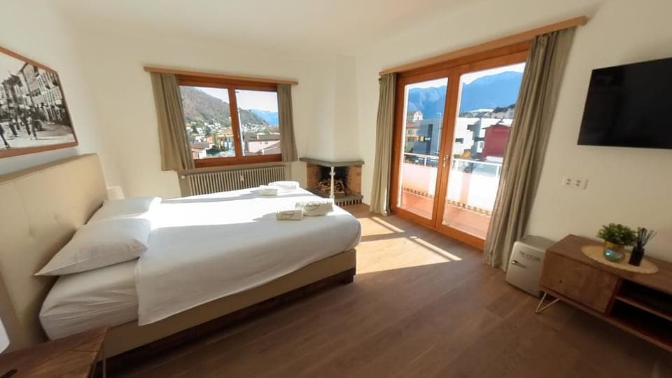 Bed, TV and multimedia, Bedroom, Mountain view