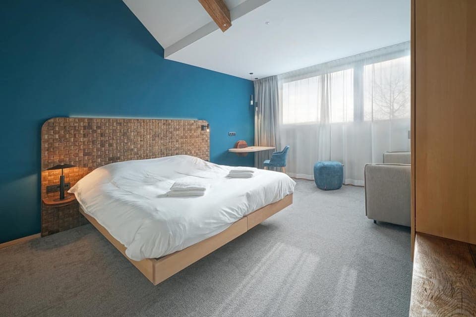 Bed, Photo of the whole room, Bedroom, towels