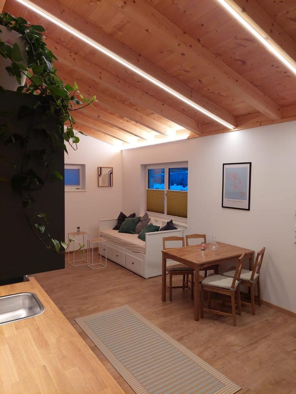 TV and multimedia, Living room, Seating area, Dining area