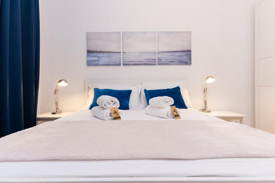 Bed, Photo of the whole room, Bedroom, towels