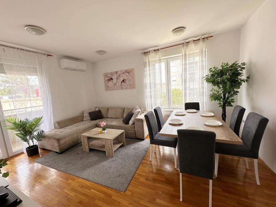 Living room, Seating area, Dining area, air conditioner