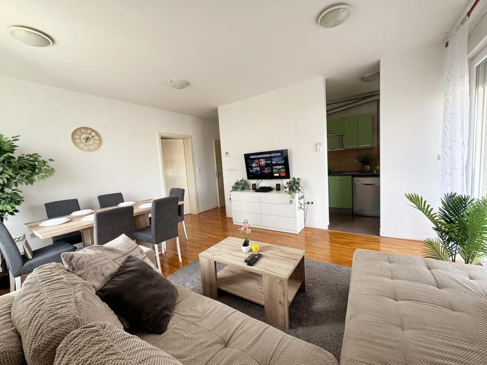 Communal lounge/ TV room, TV and multimedia, Living room, Seating area, Dining area, Evening entertainment