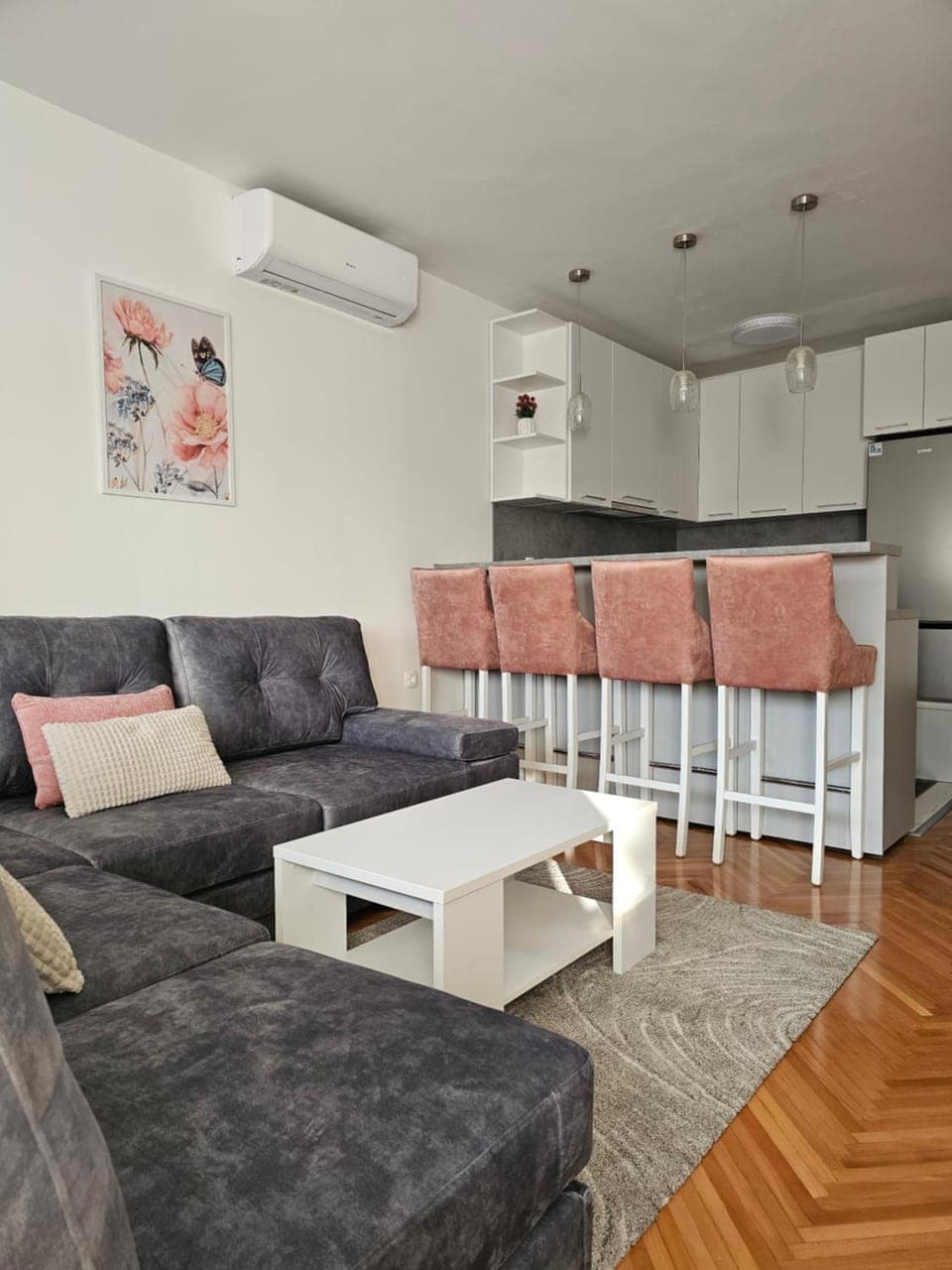 Kitchen or kitchenette, Living room, Seating area, oven, air conditioner