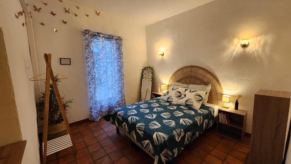 Bed, Photo of the whole room, Bedroom