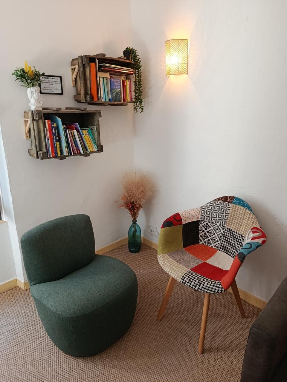 Library, Living room, Seating area